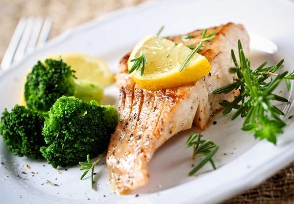 Grilled salmon with broccoli 