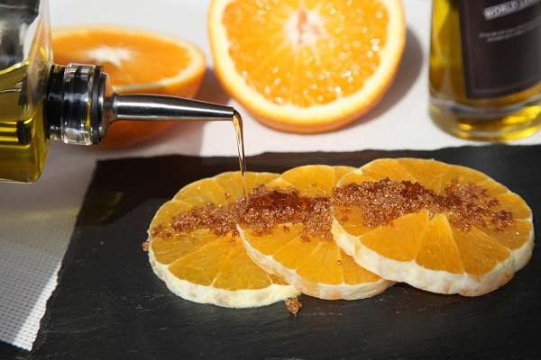 Oranges with olive oil and sugar