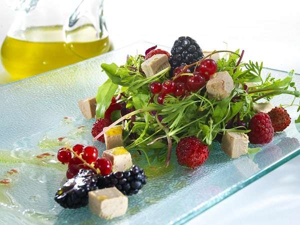 salad with ‘mi cuit’ duck liver and woodland berries