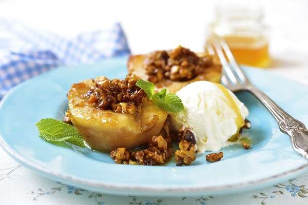 Roasted pears with cinnamon, olive oil and candied walnuts