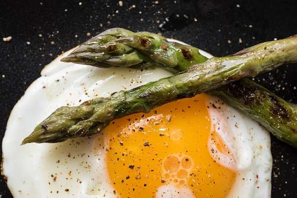 Whole-wheat toast with eggs fried in EVOO with asparagus 