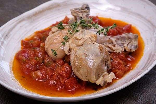 White plate with samfaina with chicken