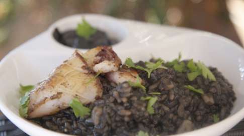 Creamy black rice with squid and olive oil