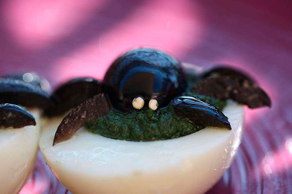 Spider eye-popping stuffed eggs