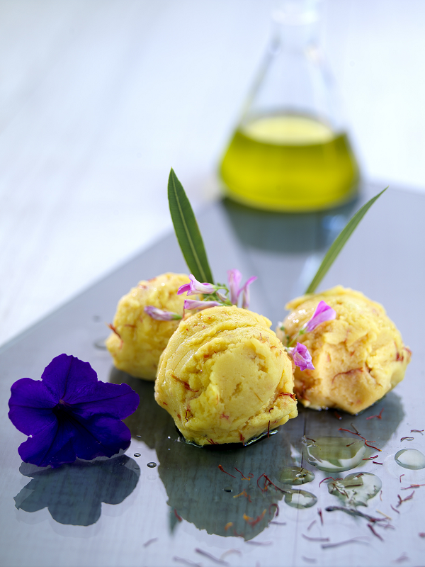 Saffron ice cream with extra virgin olive oil