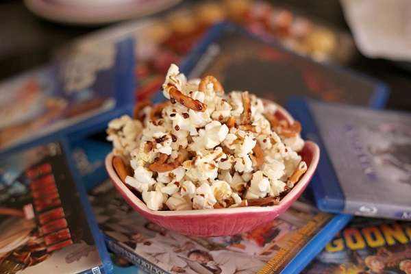 Sweet popcorn with caramel pretzels recipe