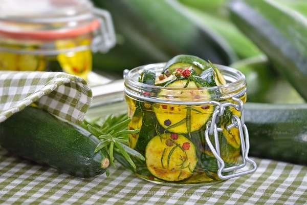 Vegetables preserved in olive oil