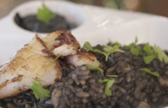 Creamy black rice with squid and olive oil