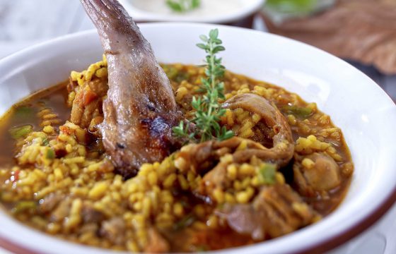 Soupy rice with rabbit and mushrooms